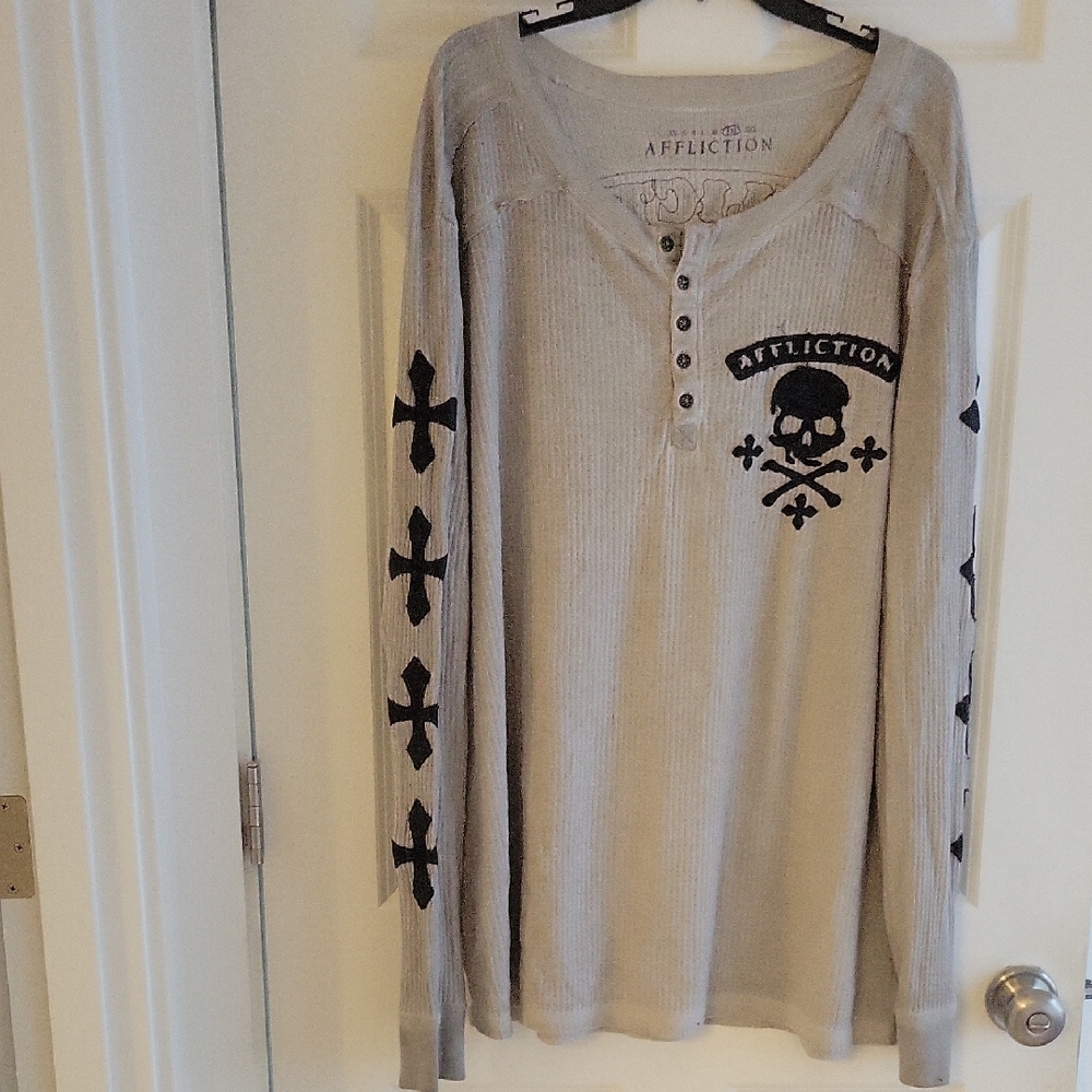 Affliction Gray Long Sleeve Tee with Edgy Graphic Design